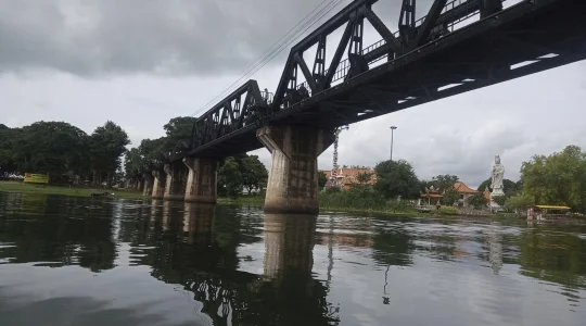 「クウェー川鉄橋週間」ショー